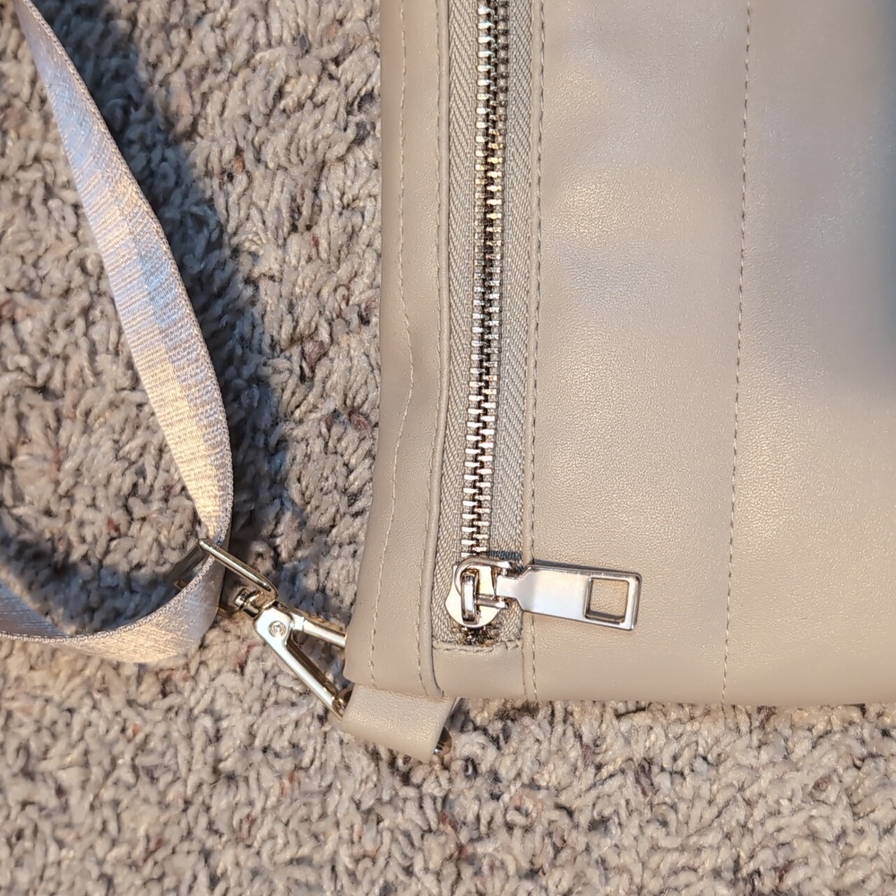 New York Style Beige Crossbody Bag Gold Hardware Travel Satchel - Picture 5 of 9